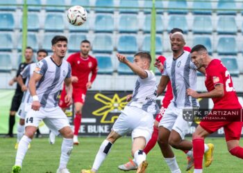 Pikantet e Laçi-Partizani/ Topi jashtë stadiumit, flamuri i këndit…