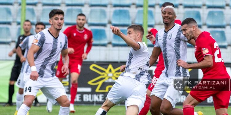 Pikantet e Laçi-Partizani/ Topi jashtë stadiumit, flamuri i këndit…