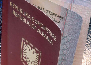 Bashkëshortes së ish-luftetar të UÇK-se i refuzojnë Pasaportën Shqiptare