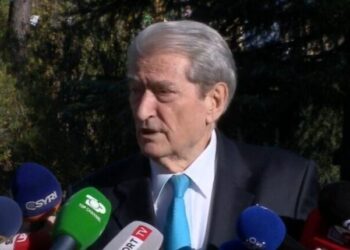 Rama futet me eskortë në Kuvend, ironizon Sali Berisha: Çfarë frikacaku…