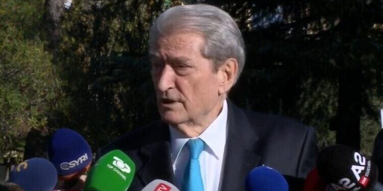 Rama futet me eskortë në Kuvend, ironizon Sali Berisha: Çfarë frikacaku…