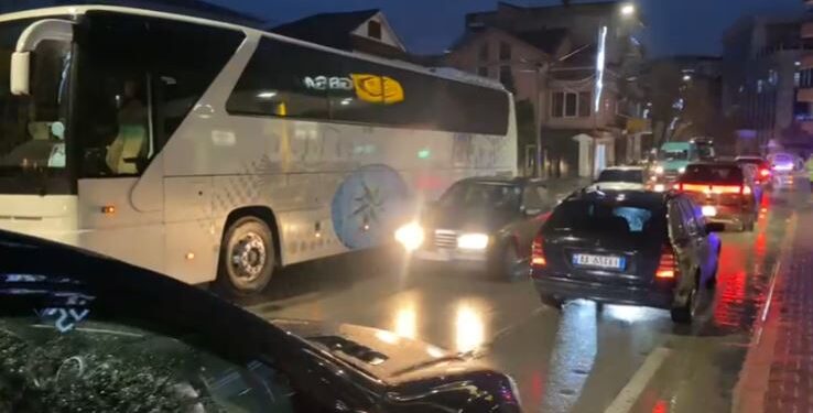 Aksident zinxhir në Pogradec/ Përfshihet një autobus dhe dy makina