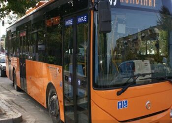 Manjaku i prek të pasmet në autobusin e Kombinatit, vajza publikon FOTON