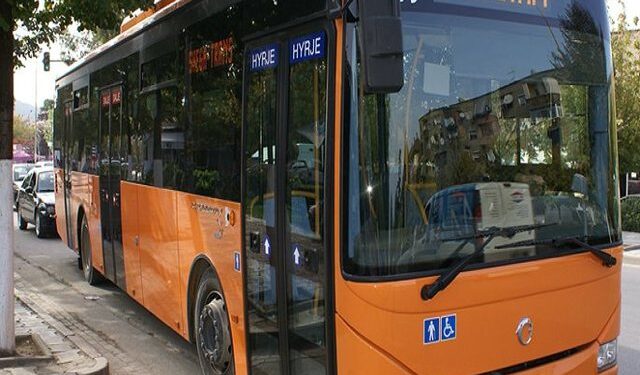 Manjaku i prek të pasmet në autobusin e Kombinatit, vajza publikon FOTON