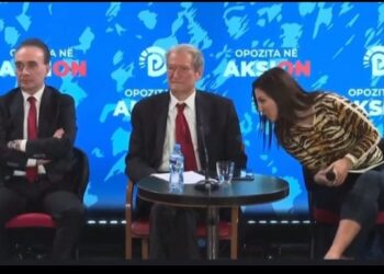 Skandal/ Shoqja e Floriana Garos e porositur për elozhe ndaj Berishës, publikohet video