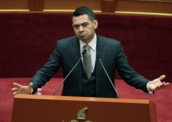 Rama nuk e “dëboi” nga grupi/ Ahmetaj vetpërjashtohet nga Kuvendi, kush e zëvendëson