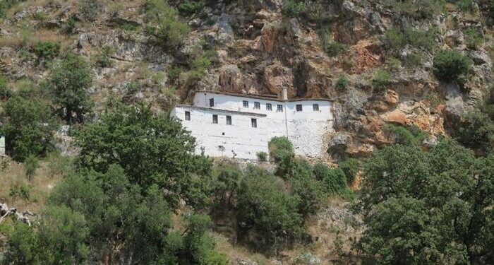 Shkoi për të vjedhur Manastirin e Kostarit, hajduti pi metadon dhe humb ndjenjat