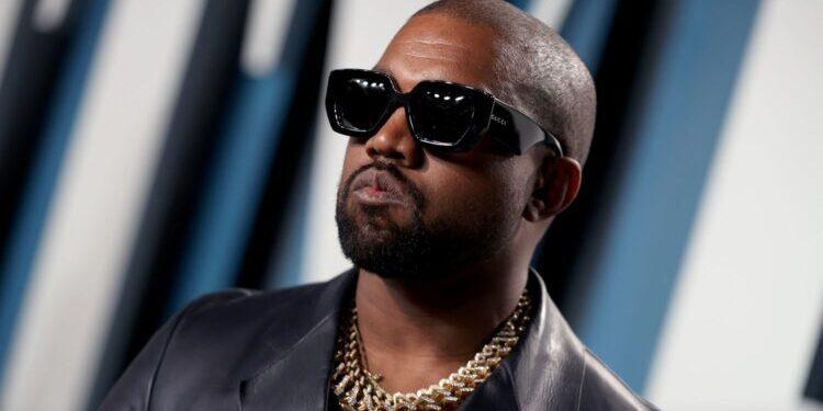 “Diss” për Drake? Kanye West shfaqet me shqiponjën dykrenare