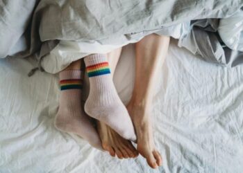 Flini me çorape apo zbathur? Zbuloni çfarë fshihet për ju