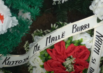 “Të kujton me mall burri dhe djemtë”/ Kurora në varrin e Liridonës nga bashkëshorti që organizoi vrasjen