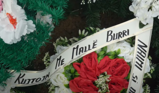 “Të kujton me mall burri dhe djemtë”/ Kurora në varrin e Liridonës nga bashkëshorti që organizoi vrasjen