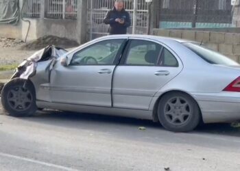 Aksidenti i frikshëm në Fier-Patos, autobusi me nxënës përplaset me makinën, ‘Benz’-i përfundon në oborrin e një banese, ja pasojat