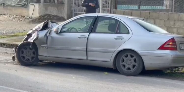 Aksidenti i frikshëm në Fier-Patos, autobusi me nxënës përplaset me makinën, ‘Benz’-i përfundon në oborrin e një banese, ja pasojat