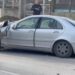 Aksidenti i frikshëm në Fier-Patos, autobusi me nxënës përplaset me makinën, ‘Benz’-i përfundon në oborrin e një banese, ja pasojat