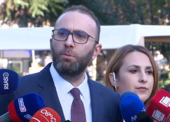 Propozimi i PS për ndryshimet në ligjin për komisionet hetimore, Bardhi ironizon Felajn: E zezë zonja, i zi edhe ligji!