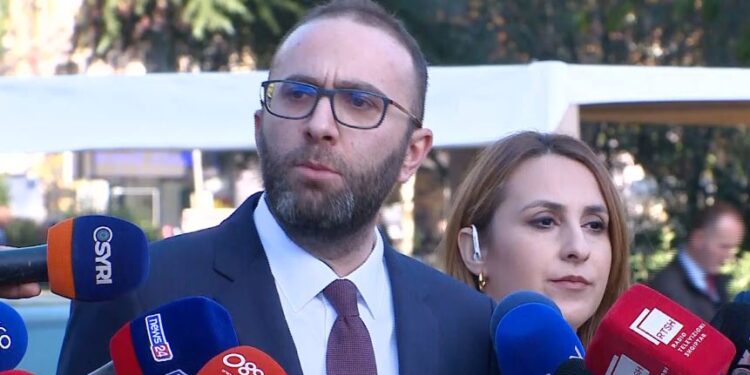 Propozimi i PS për ndryshimet në ligjin për komisionet hetimore, Bardhi ironizon Felajn: E zezë zonja, i zi edhe ligji!
