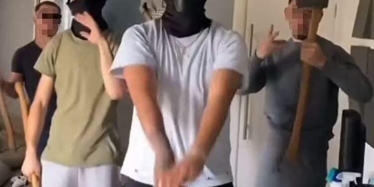 Gangsterët shqiptarë mbushin burgjet e Britanisë, ja për çfarë detyrohet qeveria