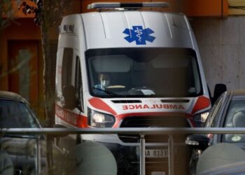 Punonjësi bie nga struktura metalike, dërgohet menjëherë në spital