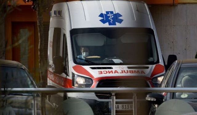 Punonjësi bie nga struktura metalike, dërgohet menjëherë në spital