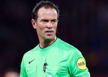 E rrallë në elitën e Holandës, arbitri s’e përdor bilbilin në pjesën e parë