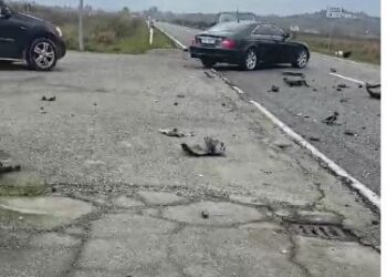 Mjeti del nga rruga dhe përmbyset, ja ku ka ndodhur aksidenti
