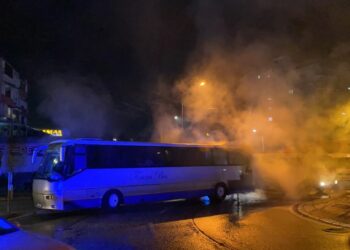 Merr flakë autobusi me pasagjerë në Elbasan, ndërhyjnë forcat zjarrfikëse