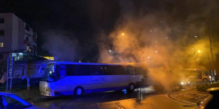 Merr flakë autobusi me pasagjerë në Elbasan, ndërhyjnë forcat zjarrfikëse