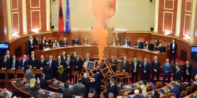Miratohet sot nen për nen buxheti, opozita paralajmëron sërish rrëmujë, çfarë pritet të ndodhë në Kuvend. Berisha, Bardhi dhe 4 të tjerë të përjashtuar