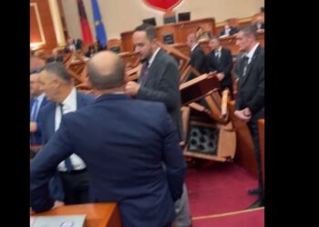 Garda bëhet “gardh” në sallën e Parlamentit, nuk lejon grumbullimin e karrigeve në foltore. Deputetët e opozitës u bien tavolinave