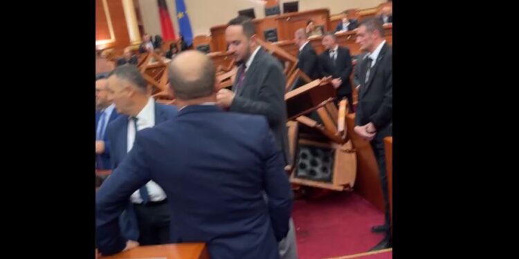 Garda bëhet “gardh” në sallën e Parlamentit, nuk lejon grumbullimin e karrigeve në foltore. Deputetët e opozitës u bien tavolinave