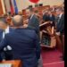 Garda bëhet “gardh” në sallën e Parlamentit, nuk lejon grumbullimin e karrigeve në foltore. Deputetët e opozitës u bien tavolinave