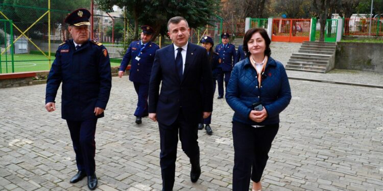 Balla: Nxis nxënësit për të rritur bashkëpunimin me Policinë, të ruajnë emrin e mirë të Përmetit
