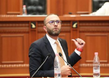 Kongresi i PS-së, ironizon Gazment Bardhi dhe publikon foton e 12 të akuzuarve nga SPAK: Për arsye “objektive” diskutimet do të…