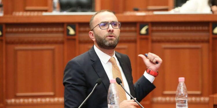 Kongresi i PS-së, ironizon Gazment Bardhi dhe publikon foton e 12 të akuzuarve nga SPAK: Për arsye “objektive” diskutimet do të…