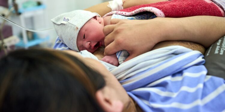 “Rrofsh sa malet”, këngëtarja bëhet nënë, ja gjinia e bebit