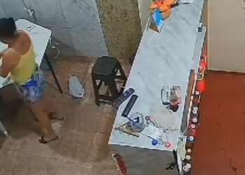 VIDEO/ Gruaja xheloze i hedh benzinë burrit dhe i vë zjarrin, 50-vjeçari pësoi fatin tragjik
