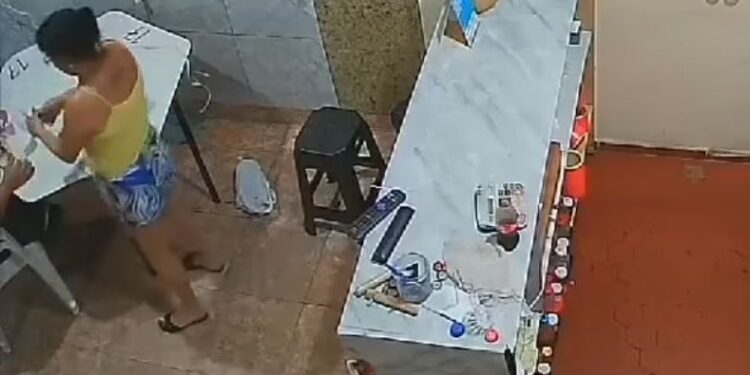 VIDEO/ Gruaja xheloze i hedh benzinë burrit dhe i vë zjarrin, 50-vjeçari pësoi fatin tragjik