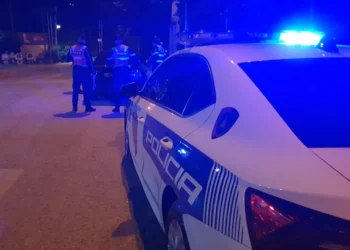 Grabitje me armë në Tiranë, autorët qëllojnë edhe drejt policisë