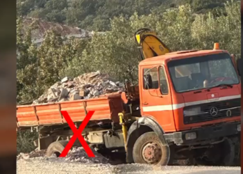 U kap në flagrancë duke shkarkuar inerte pa autorizim, procedohet penalisht 56-vjeçari në Dhërmi