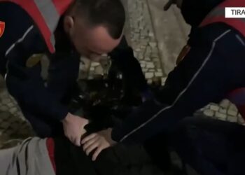 Vodhën me pistoletë lodër dy persona në Tiranë, arrestohet adoleshenti, në kërkim bashkëpunëtori