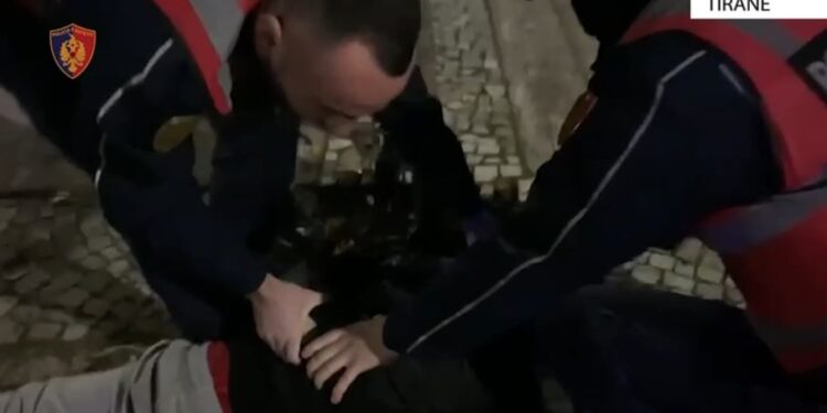 Vodhën me pistoletë lodër dy persona në Tiranë, arrestohet adoleshenti, në kërkim bashkëpunëtori