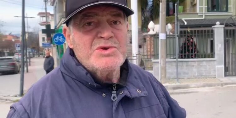 FOTO, Njollat e gjakut ende në vendngjarje’/ “Bam-bam”, i moshuari rrëfen konfliktin me armë në Korçë: Dëgjuam krisma
