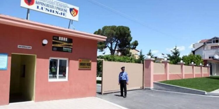 Plagosi me thikë 17-vjeçarin në Lushnjë, shoqërohet në polici 15-vjeçari
