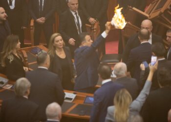 Protesta në Parlament/ Ushtarët e Ramës në Komisionin e Etikës përjashtojnë 7 deputetë të opozitës nga Parlamenti për 10 ditë