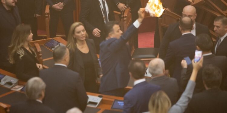 Protesta në Parlament/ Ushtarët e Ramës në Komisionin e Etikës përjashtojnë 7 deputetë të opozitës nga Parlamenti për 10 ditë