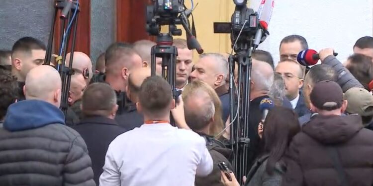 “Mos më prek me dorë, më ndot!”/ Disa deputetë të opozitës lejohen të hyjnë në Kuvend, të tjerë jashtë derës. Vokshi: Kush jeni ju që të na kontrolloni?!