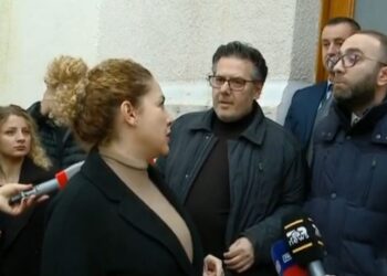“O legen, o burracak”, Gazment Bardhi nuk lejon deputetet Xhaçka e Bushka të futen në Kuvend: Shko bëj gati kyçet e dorës ti për në SPAK
