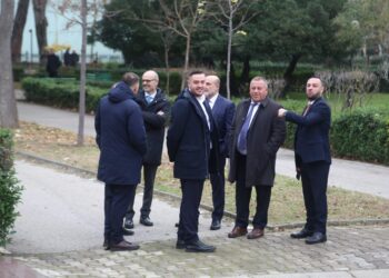 FOTOLAJM/ Tensionet në hyrje të Gardës, jo vetëm opozitarë, jashtë Kuvendit edhe deputetë socialistë