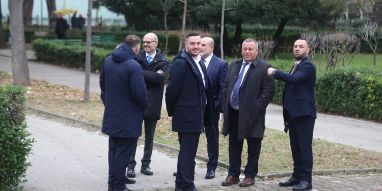 FOTOLAJM/ Tensionet në hyrje të Gardës, jo vetëm opozitarë, jashtë Kuvendit edhe deputetë socialistë