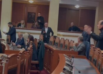 “O plehra, ju jeni më të bukurit më të mirët”, Dashnor Sula shpërthen nga salla e Kuvendit: S’keni njerzillëk, por kafshëri